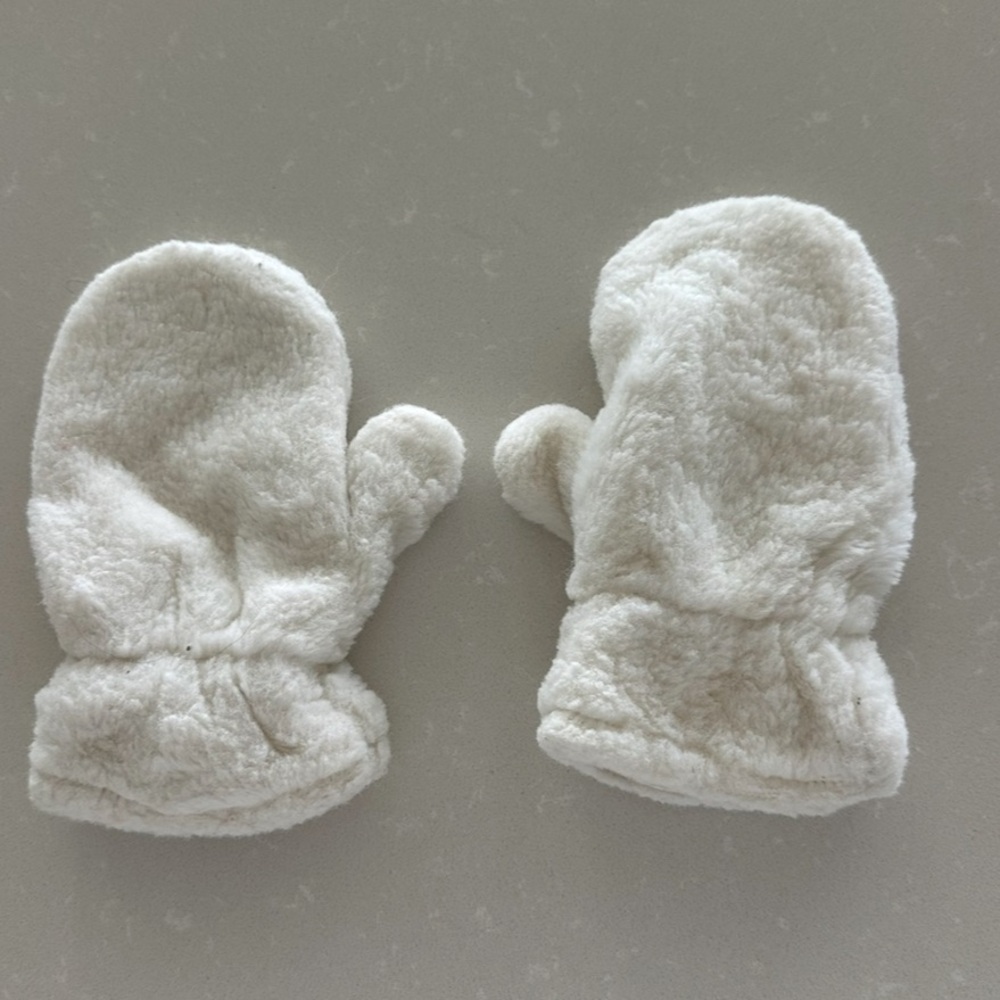 Cozy White Paw Mittens for Kids - Picture 3 of 5